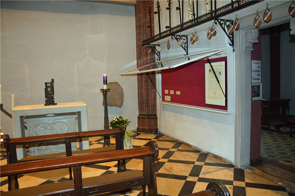 Hoher ideeller Wert: Dreiste Diebe stehlen alte Opfergaben aus der Sixtuskirche Die Vitrine mit den Votivgaben in der Sixtuskirche ist jetzt leer geräumt.