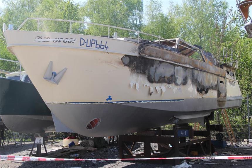 Kurioser Streit nach Yacht-Brand in Castrop-Rauxel Die völlig ausgebrannte Yacht in der Marina in Pöppinghausen. Nun stand der Schlosser vor Gericht.