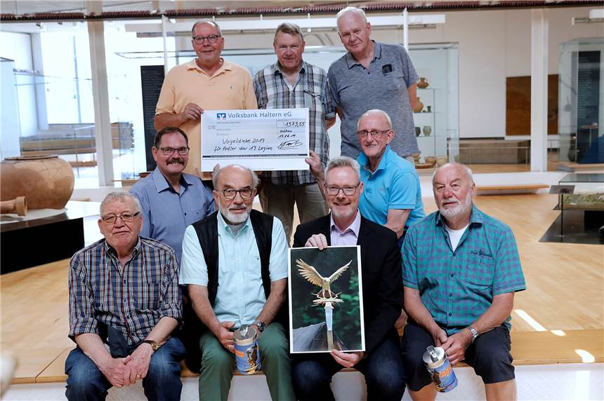 Ex-Könige und Kaiser der Schützengilde spenden über 1500 Euro für einen Legionsadler Die Vogeldiebe bei der Spendenübergabe (vorn v.l.): Reinhold Steinbuß, Johannes Joachim Heckmann, Dr. Josef Mühlenbrock vom Römermuseum, Heinz Brinkmann, (Mitte): Jürgen Wortmann und Helmut Kiski, (oben): Rudolf Langen, Reinhold Brüggemann und Ulrich Brüggemann.
