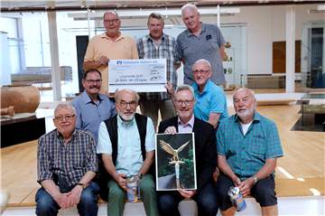 Die Vogeldiebe bei der Spendenübergabe (vorn v.l.): Reinhold Steinbuß, Johannes Joachim Heckmann, Dr. Josef Mühlenbrock vom Römermuseum, Heinz Brinkmann, (Mitte): Jürgen Wortmann und Helmut Kiski, (oben): Rudolf Langen, Reinhold Brüggemann und Ulrich Brüggemann.