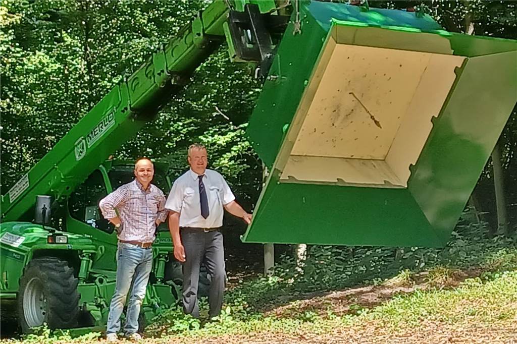 Der Traum vom Königsschuss: Ohne Prüfung und Versicherung läuft nichts Thomas Kockentiedt und Thomas Schaaf neben dem Kugelfang.