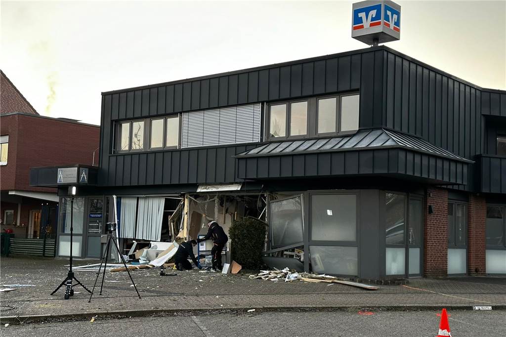 Geldautomat gesprengt – Volksbank-Filiale völlig zerstört Die Volksbank-Filiale an der Straße "Kerkerfeld" ist zerstört worden.