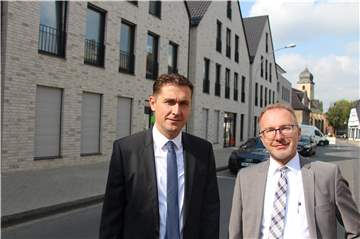 Die Volksbank-Vorstände Thomas Krotki (l.) und Martin Potschadel vor dem Neubau. Zur Hauptstraße hin hat er klassisch-münsterländische, spitze Giebel, zur Waltroper Straße eine moderne Anmutung mit Flachdach.