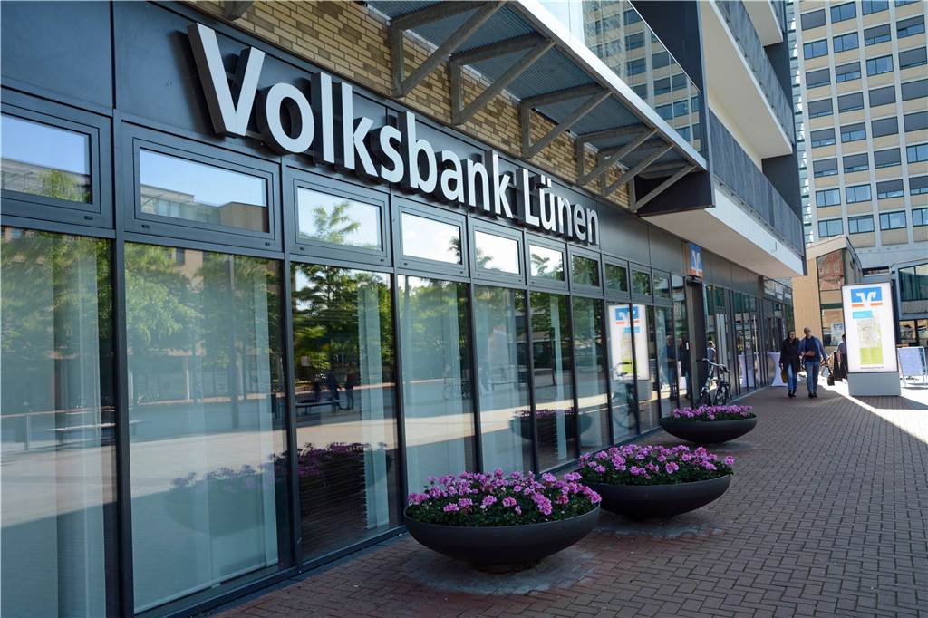 Eine Volksbank für Brambauer: Dortmunder ziehen zu Waltroper Kollegen zur Mengeder Straße Die Volksbank zog in das komplett umgebaute ehemalige Hertiehaus vor das Rathaus. Auch hier demonstriert die Volksbank „Regionalität“.
