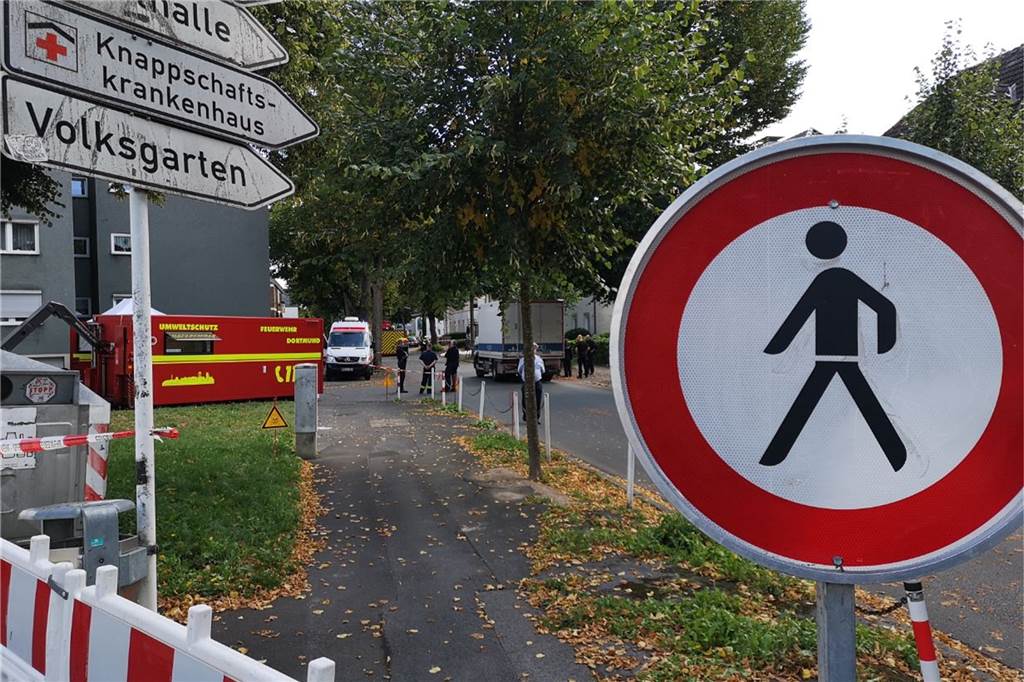 Die Volksgartenstraße in Lütgendortmund: Hier wurden am Donnerstagmittag feste Absperrbarken aufgestellt, die das Flatterband ersetzten.