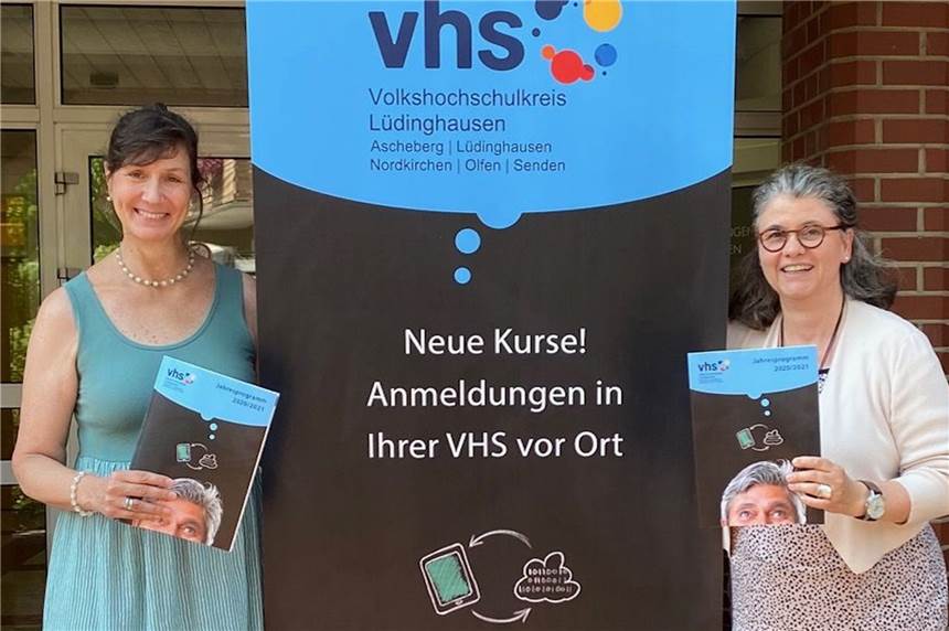 Volkshochschule muss im November ihr Angebot drastisch reduzieren Die Volkshochschule - hier Irmgard Laermann (li.) und Andrea Bauhus bei der Programmvorstellung - muss im November zahlreiche Kurse unterbrechen.