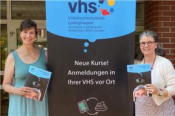 Die Volkshochschule - hier Irmgard Laermann (li.) und Andrea Bauhus bei der Programmvorstellung - muss im November zahlreiche Kurse unterbrechen.