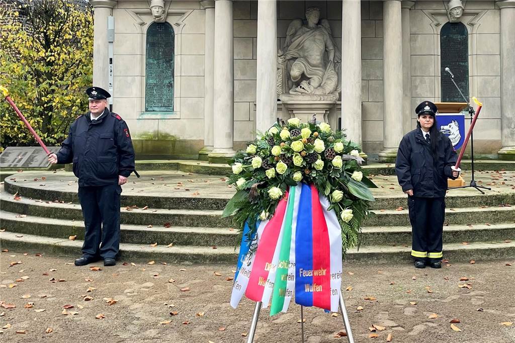Ehrenmal Wulfen muss repariert werden: Ortsteil startet Spendenaktion Volkstrauertag-Gedenkfeier