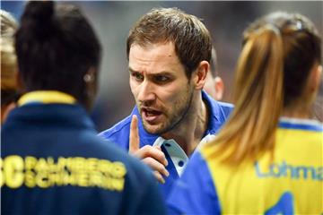 Die Volleyballerinnen des SSC Palmberg Schwerin mit Trainer Felix Koslowski sind erneut deutscher Meister. Foto: Uwe Anspach