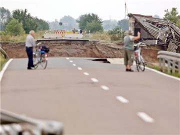 Die vom Hochwasser zerstörte Staatsstraße zwischen Löbnitz (Sachsen) und Pouch (Sachsen-Anhalt). Foto: Jan Woitas/Archiv