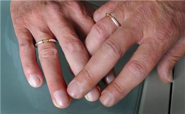 Die vom Papst in Auftrag gegebene Umfrage belegt: Die meisten Katholiken teilen die Familienlehre ihrer Kirche nicht. Im Bistum Essen hat sich eine Mehrheit jetzt sogar für die Segnung von gleichgeschlechtlichen Paaren ausgesprochen. 