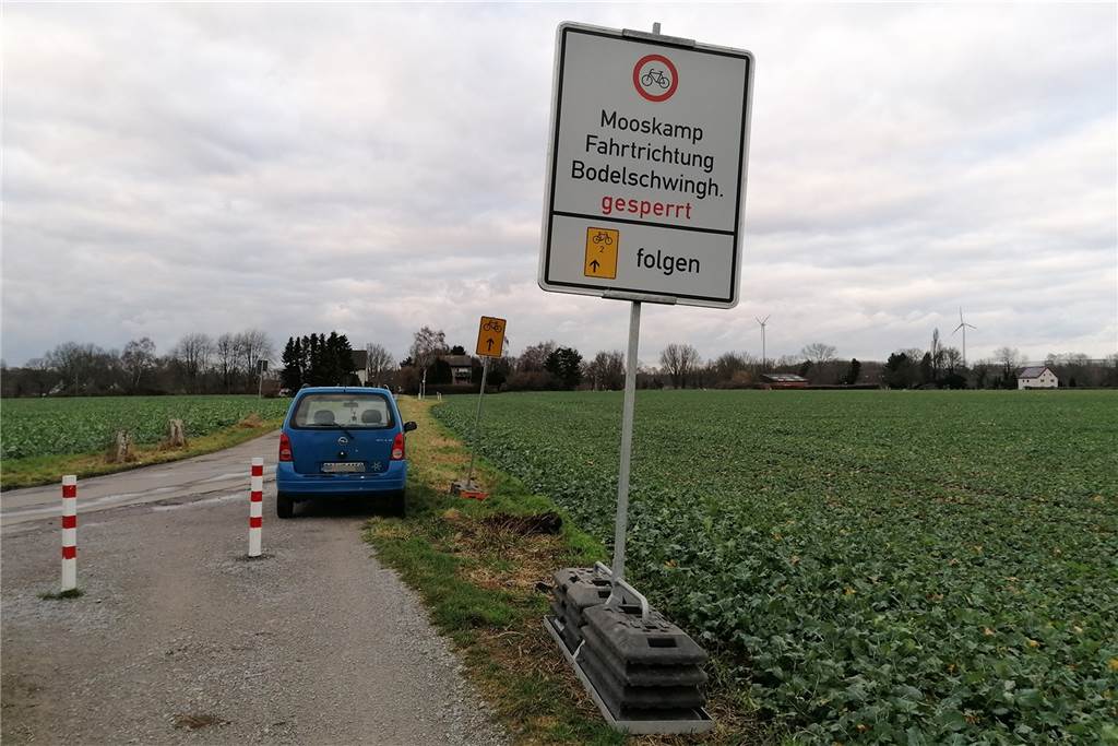 Straßensperrung: Radfahrer fahren Umwege wegen Arbeiten an einer Bahnbrücke Die von der Kreuzung Fernstraße/Niedernetter Straße in Niedernette ausgeschilderte Umleitung in Gegenrichtung ist kürzer: Sie führt über den Wodeacker und die Mengeder Straße.