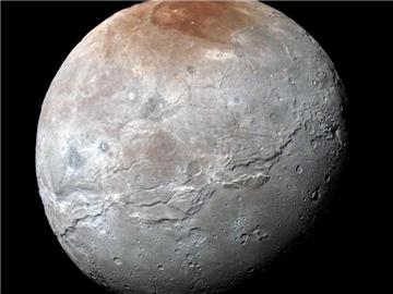 Die von der Nasa veröffentlichte Farbaufnahme zeigt den Plutomond Charon, aufgenommen von der Raumsonde New Horizons beim Anflug. Foto: NASA/Johns Hopkins University Applied Physics Laboratory/Southwest Research Institute