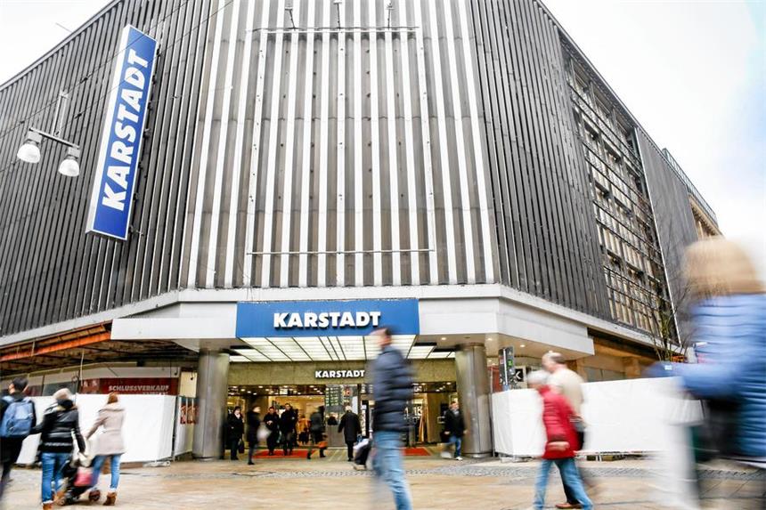 Karstadt erhält gläserne Fassade und neuen Eingang Die von weißen Planen verdeckten Bauzäune zeigen, dass bei Karstadt die Arbeiten begonnen haben.
