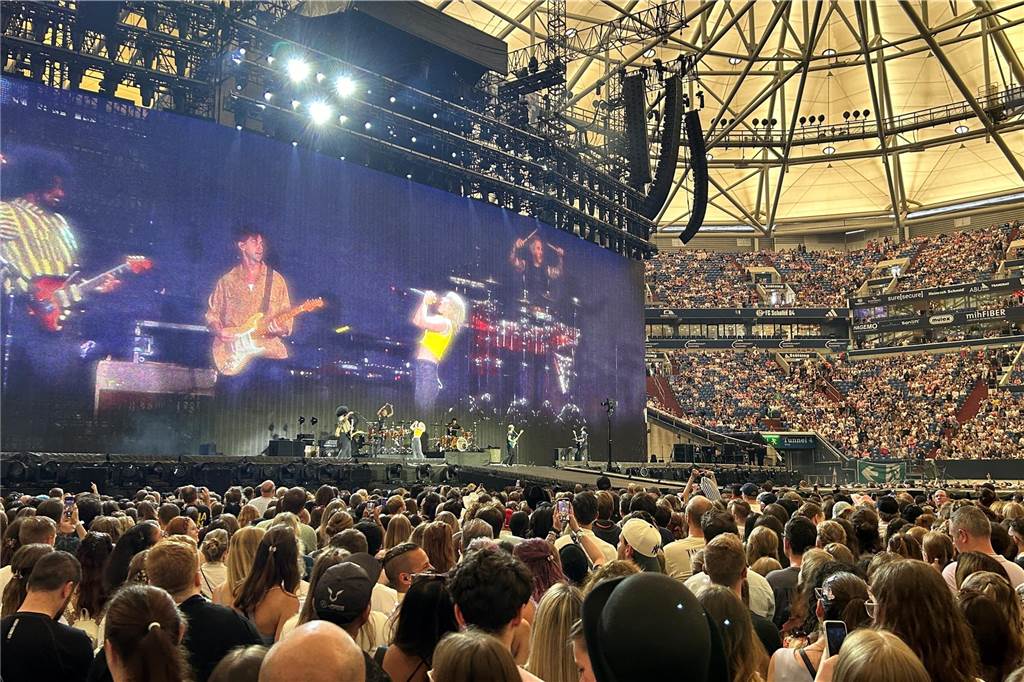 Taylor Swift spielt erstes Gelsenkirchen-Konzert: Glitzer, Freudentränen und Makellosigkeit Paramore, live, Gelsenkirchen.