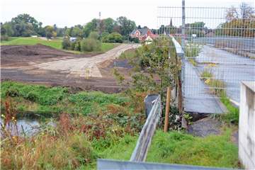 Die vorbereitenden Arbeiten für den Neubau der Lippebrücke in Ahsen sind angelaufen. So ist in den vergangenen Tagen eine neue Zufahrt geschaffen worden.