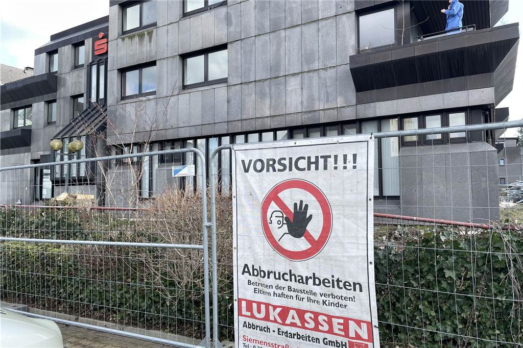 Neuer Aldi-Markt in Marten soll Ende des Jahres eröffnet werden Die vorbereitenden Maßnahmen für den Abbruch des ehemaligen Sparkassen-Gebäudes in Dortmund-Marten laufen bereits.