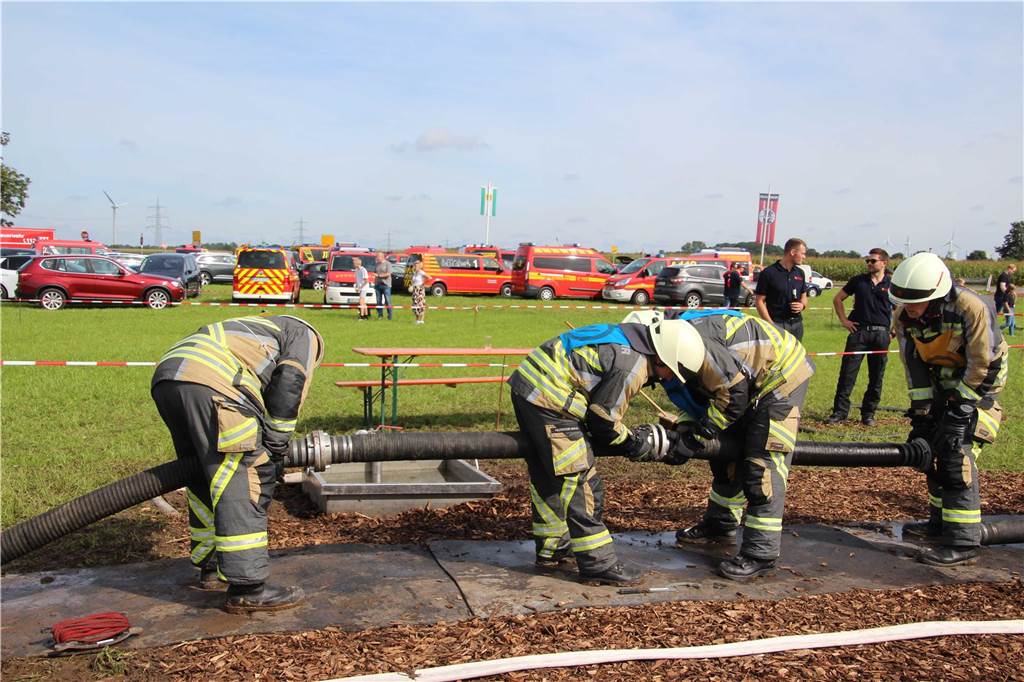 Die Vorbereitung eines Löschangriffs und die Verbindung der Leitungen ist ein Teil der Übung, die die Feuerwehrleute absolvieren mussten.