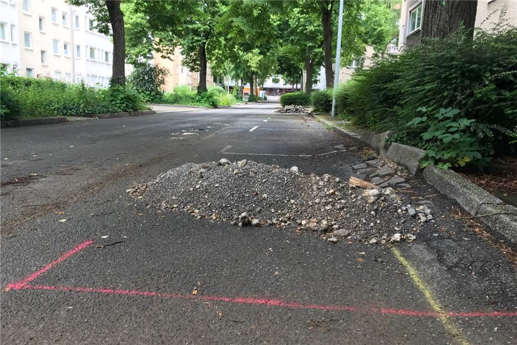 Die Vorbereitungen auf der Große Heimstraße laufen. Etwa vier Wochen werden die Arbeiten zwischen Sonnenstraße und Neuer Graben dauern.