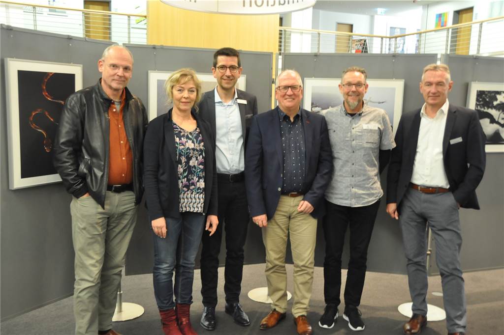 Warum Lünen am Wochenende zum Mekka der internationalen Naturfotografen wird Die Vorbereitungen für das internationale Naturfotofestival laufen auf Hochtouren: (v.l.) Naturfotograf Klaus Nigge aus Lünen, GDT-Geschäftsführerin Karen Korte, Sparkassen-Vorstand Heiko Rautert, Kulturdezernent Horst Müller-Baß, Kulturbüroleiter Uwe Wortmann und Bernd Wieck (Sparkasse).