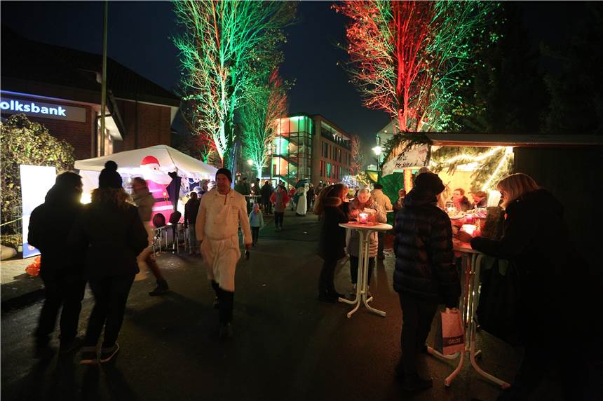 Betonblockaden sorgen für Schutz auf Adventsmarkt: Vorbereitungen laufen Die Vorbereitungen für den Adventsmarkt laufen.