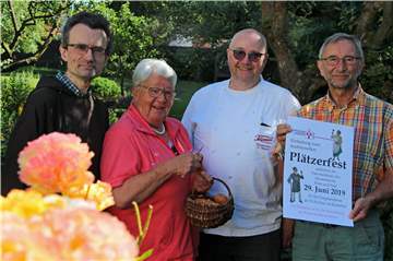 Die Vorbereitungen fürs Plätzerfest gehen in die heiße Phase: Pater Romuald (v.l.), Marlies Wierling von den Plätzerdamen und Friedrich Telgmann und Gregor Zumholz vom Freundeskreis Kapuzinerkloster.