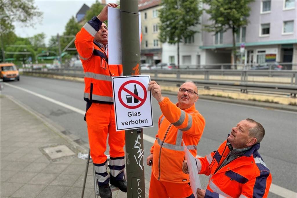 Auch an anderen Orten in Dortmund laufen die Vorbereitungen. Maßnahmen wie ein Glasverbot werden mit Schildern angekündigt.