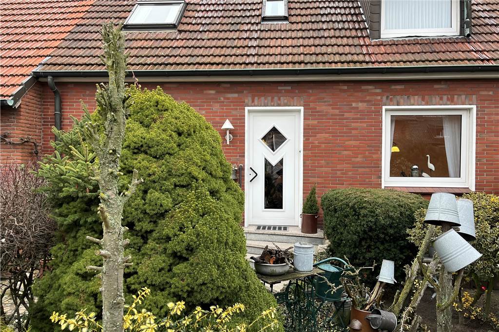 Sarah Wohlgemuth zeigt Haus mit großem Garten für 249.000 Euro Die Vorderseite des Hauses in Dorsten-Östrich
