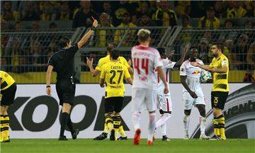 Die vorentscheidende Szene: BVB-Abwehrchef Sokratis (r.) sieht die Rote Karte.