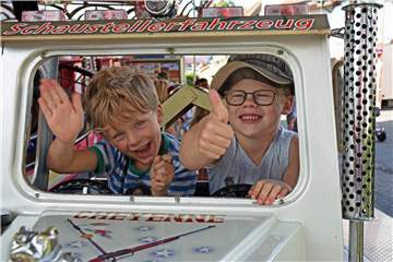 Die Vorfreude auf die Kirmes wächst bei den Kindern, als sie in den bunten Autos der "Highway-Rallye" Platz nehmen dürfen.