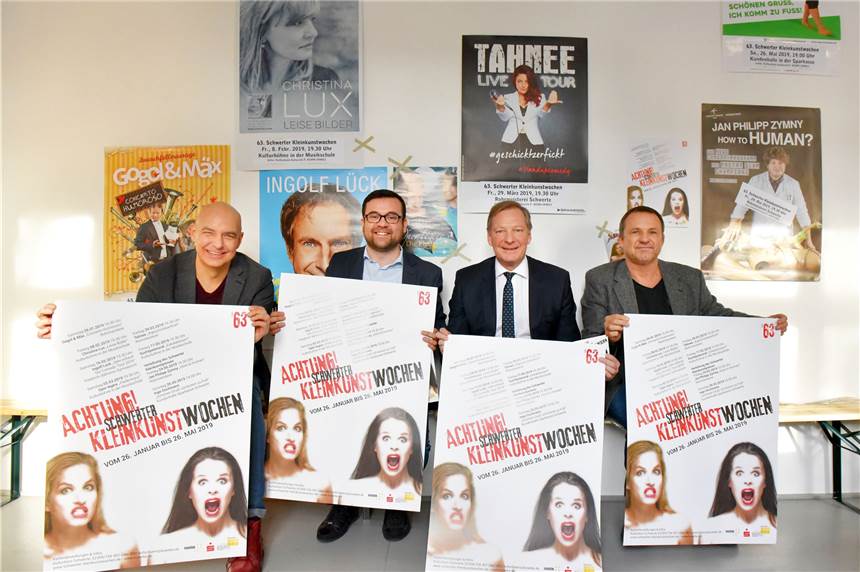 Mehr Bühnen als je zuvor bei den Schwerter Kleinkunstwochen Die Vorfreude auf die Kleinkunsttage ist groß. V.li.n.re.: Leiter des Kulturbüros Holger Ehrich, Bürgermeisters Dimitrios Axourgos, Vorstandsvoritzender der Sparkasse Ulrich Batscher, Vorstandsmitglied des KuWeBe Matthias Hein,