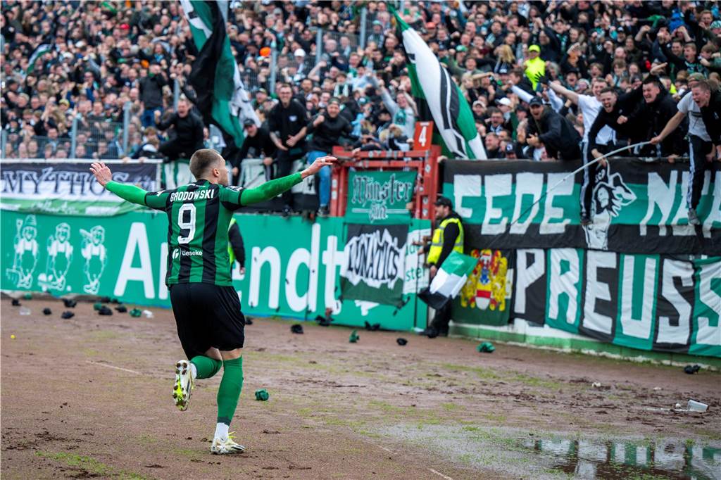 Joel Grodowski steht vor dem größten Spiel seiner Karriere: „Können etwas ganz Großes erreichen“ Joel Grodowski jubelt vor der Kurve.