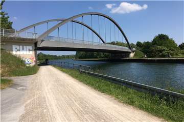 Die vorhandenen Brücken sollen für den neuen IGA-Radweg allenfalls unterquert werden. Im Zuge der Baumaßnahme werden auf Lüner Stadtgebiet zwei neue Brückenbauwerke entstehen, die ledliglich Rad- und Fußgängern dienen sollen.