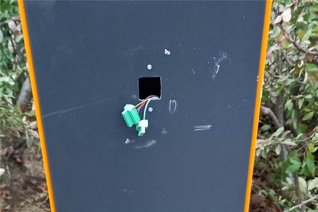 Die Vorrichtungen, vor die die Parkplatzmieter ihre Chips halten sollen, sind teilweise herausgerissen und völlig zerstört worden