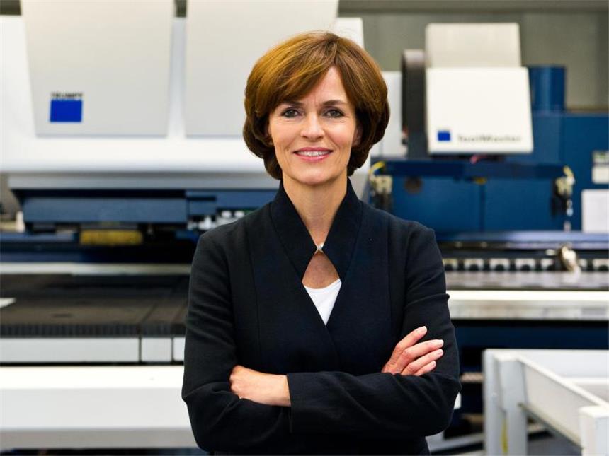 Trumpf kauft chinesischen Maschinenenbauer Die Vorsitzende der Geschäftsführung vom Maschinenbauer Trumpf, Nicola Leibinger-Kammüller vor einer Schneide- und Stanzmaschine. Foto: Daniel Bockwoldt