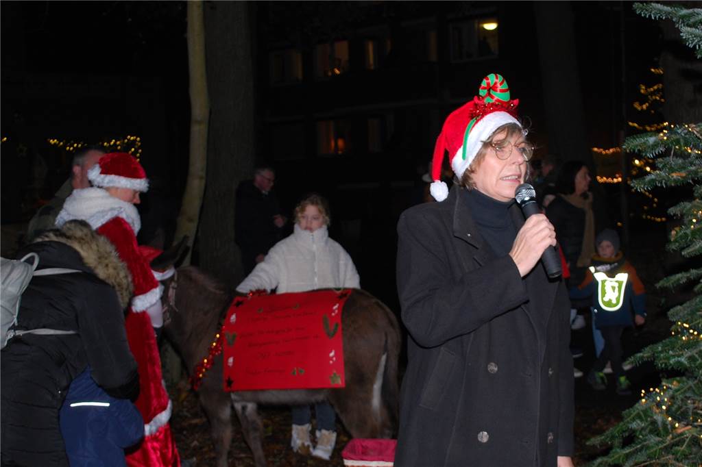 Die Vorsitzende des Gewerbevereins, Susanne Tombrink, begrüßte die vielen kleinen und großen
Weihnachtsmarktbesucher und wünschte gemütliche Stunden.
