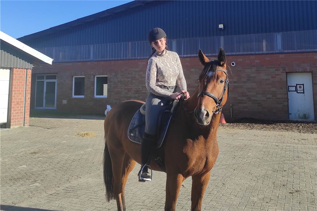 Reitverein mit Hilferuf – Jessy Vorspohl: „Wir waren einfach verzweifelt“ Die Vorsitzende Jessy Vorspohl ist selbst passionierte Reiterin und weiß, wie kompliziert es ist, ein neues Pferd für den Verein zu kaufen.
