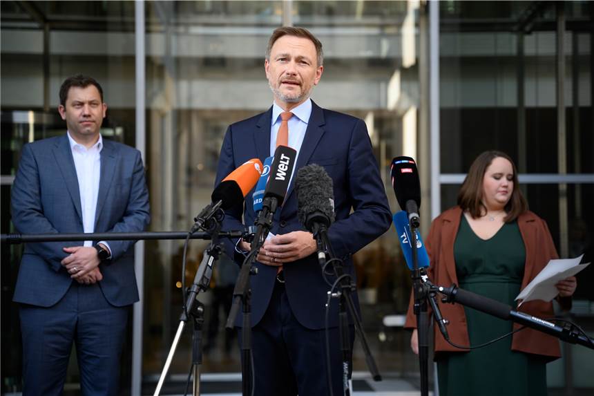 300 Euro Energiegeld: So viel bleibt nach Abzug der Steuern übrig Die Vorsitzenden der Ampel-Parteien (l-r), Lars Klingbeil, Vorsitzender der SPD, Christian Lindner, Bundesvorsitzender der FDP, und Ricarda Lang, Bundesvorsitzende von Bündnis 90/Die Grünen, äußern sich vor dem Reichstagsgebäude zum geplanten Entlastungspaket als Reaktion auf die gestiegenen Energiepreise.