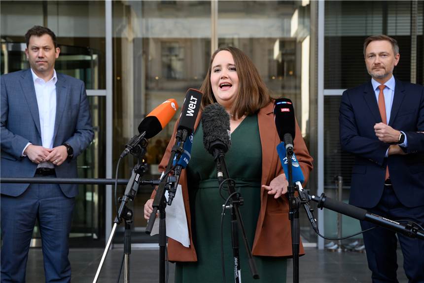 Wer vom Entlastungspaket der Ampel profitiert – und wer nicht Die Vorsitzenden der Ampel-Parteien (l-r), Lars Klingbeil, Vorsitzender der SPD, Ricarda Lang, Bundesvorsitzende von Bündnis 90/Die Grünen, und Christian Lindner, Bundesvorsitzender der FDP, äußern sich vor dem Reichstagsgebäude zum geplanten Entlastungspaket als Reaktion auf die gestiegenen Energiepreise.
