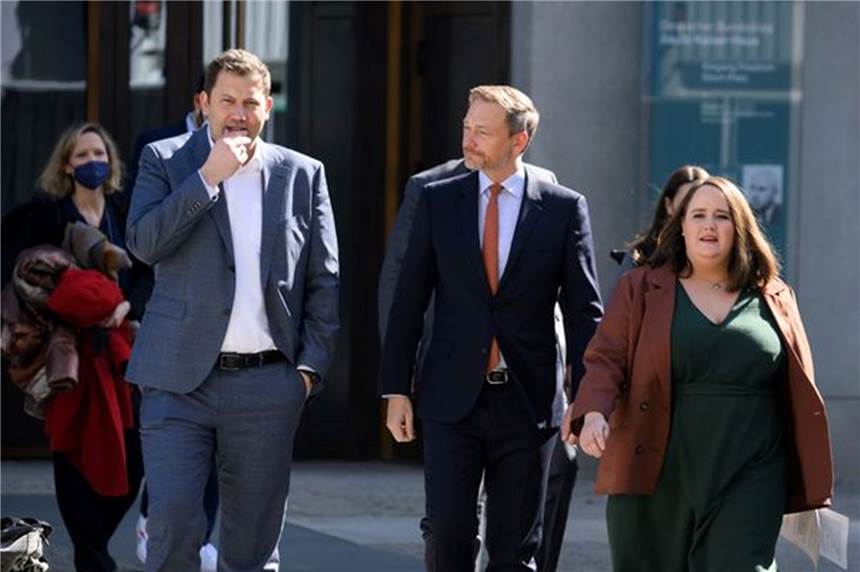 Ampel beschließt 300 Euro Steuerpauschale und Senkung des Spritpreises Die Vorsitzenden der Ampel-Parteien, Lars Klingbeil (l, SPD), Christian Lindner (FDP) und Ricarda Lang (Bündnis 90/Die Grünen), kommen zu einem Statement zum geplanten zweiten Entlastungspaket.