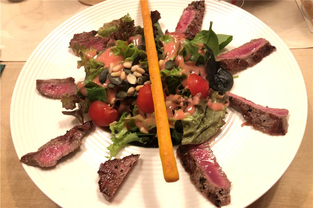 Die Vorspeise: Blattsalat mit Roastbeef am Hausdressing