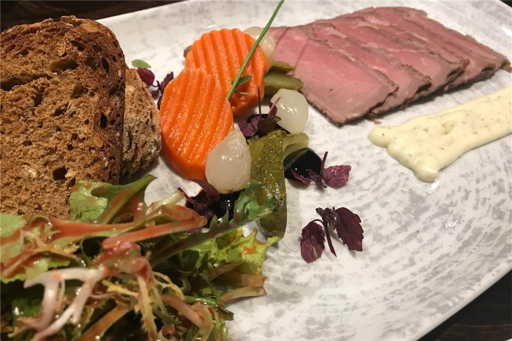 Das Haus Goldschmieding bietet familienfreundliche Küche an - und richtig gute Preise Die Vorspeise: das Charcuterie-Brett mit Roastbeef und Remoulade, Salat und saurem Gemüse und Bauernbrot, haben wir uns geteilt.