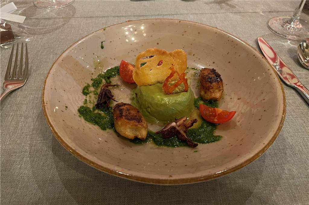Das Menükarussell im Mowwe lässt keinen Wunsch unerfüllt Teller mit der Vorspeise: Avocadocreme, Pesto und Meerestiere.