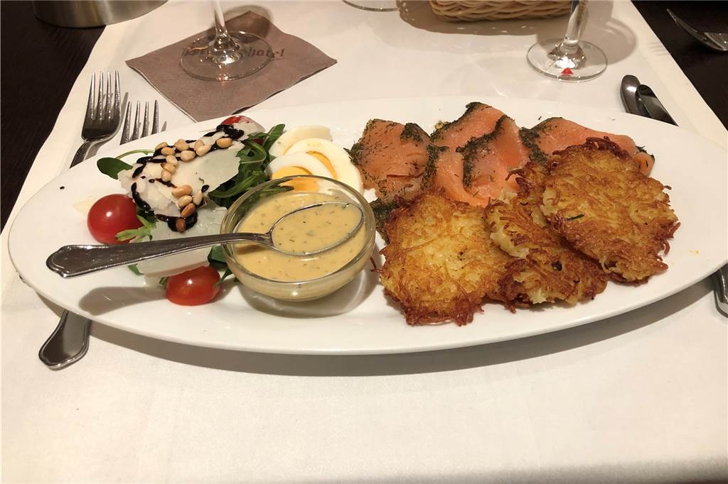 Die Vorspeise: Gebeizter Lachs auf Reibeplätzchen mit Dill-Senfsoße
