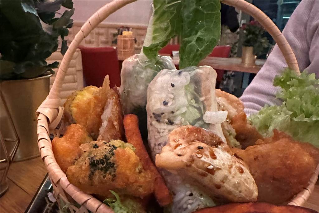 Das „Huong Sen“ im Restaurant-Check: Traumhaft angerichtete asiatische Leckereien Die Vorspeise ist schön angerichtet in einem Körbchen - perfekt, um verschiedene Sachen zu probieren.
