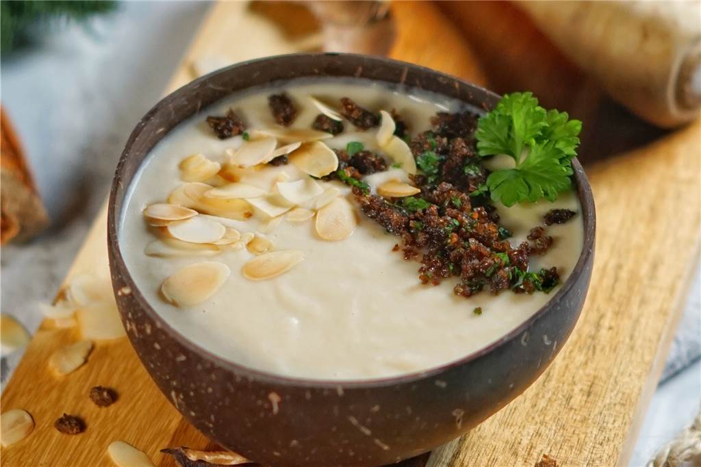 Die Vorspeise: Petersilienwurzel-Suppe mit Mandeln und Pumpernickel-Crunch.