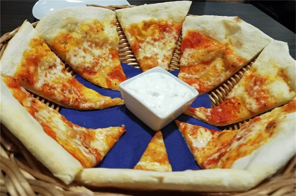 Route 66 – hier würde es auch dem Ami bestens schmecken Die Vorspeise: Pizzabrot mit Aioli Dip. Sieht aus wie eine abgespeckte Version der Pizza Margherita.