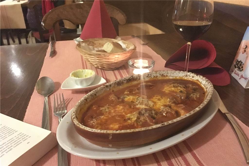 Mamma Stella in Olfen: Ehrliches italienisches Essen mit einem Extraschlag Herzlichkeit Die Vorspeise: Überbackene Champignons in Tomatensoße.