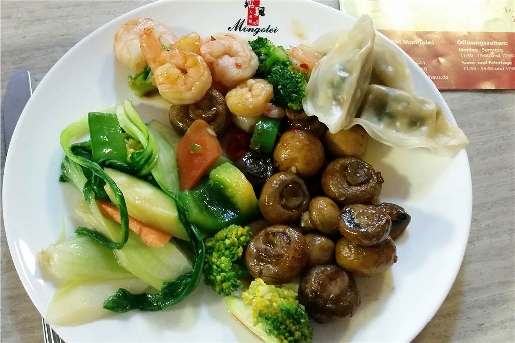 Im Ahauser Asia-Restaurant „Mongolei“ hat der Gast die Qual der Wahl Die Vorspeise vom Büffet