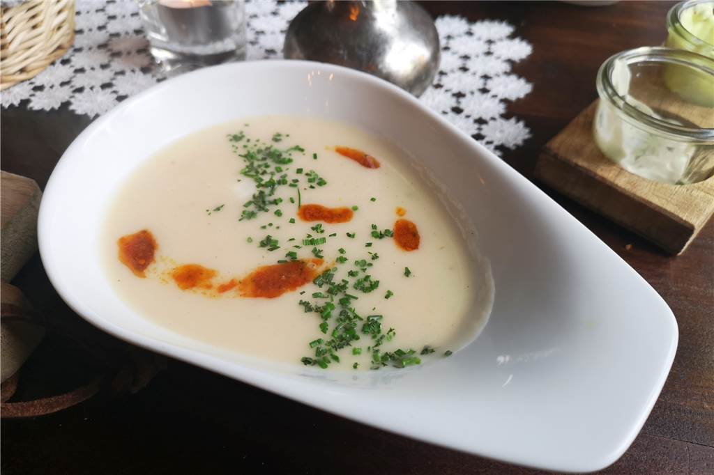 Haus Hölter überzeugt mit Kanalblick, gehobener Küche und gemütlichem Ambiente Die Vorspeise war perfekt für das kalte Maiwetter: Eine leckere Spargelcremesuppe mit Einlage.